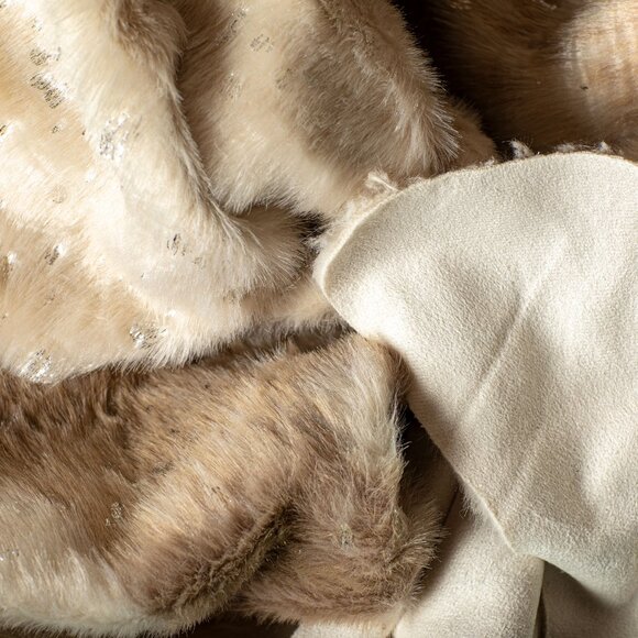 Luxe Home Decor Classic Faux Hide Rug | 1-Piece | Oatmeal | 4.25'x'5 - Picture 4 of 4